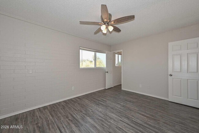 Building Photo - 730 E Siesta Dr