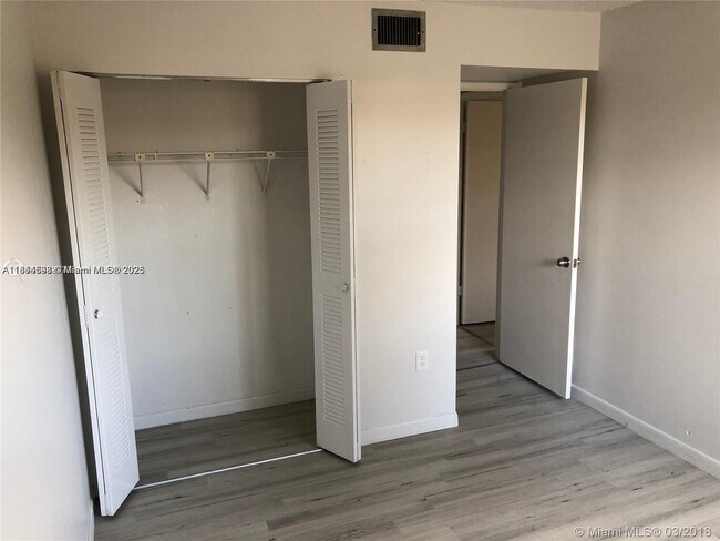 Building Photo - 9421 Fontainebleau Blvd