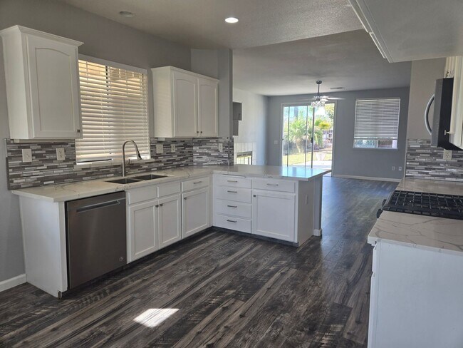 Building Photo - Home For Rent