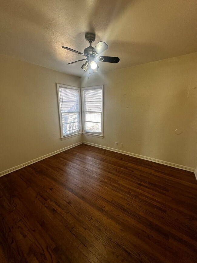 Building Photo - 3 bedroom 1 bathroom with 1 car garage in 76107