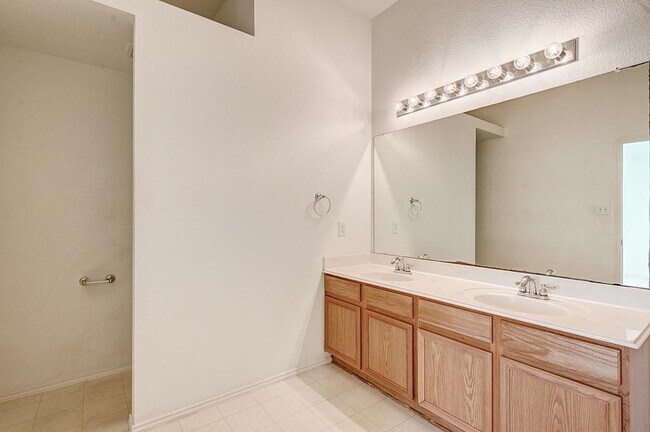 Building Photo - 2710 Logan Dr