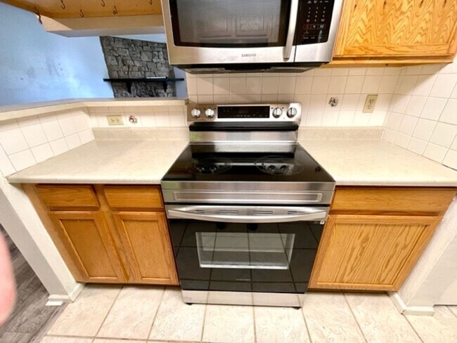 Building Photo - 2-Bedroom in Woodside Condos