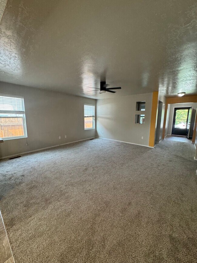 Building Photo - Single level floorplan in desirable neighborhood!