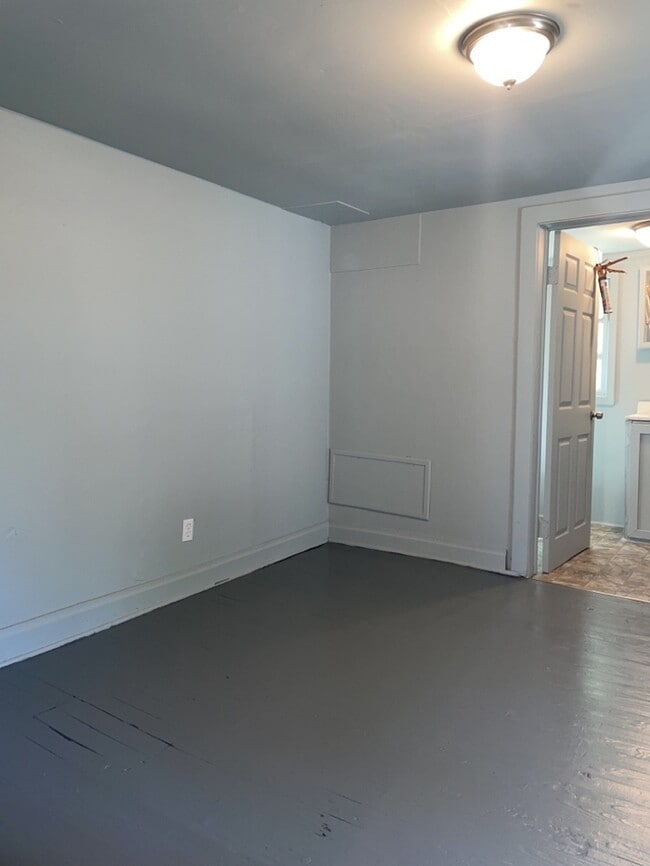 Building Photo - 2 Bedroom 1 Bathroom