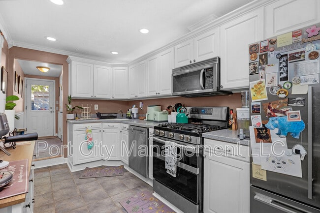 Building Photo - 232 S Castle St