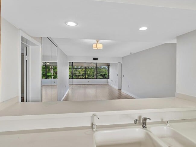 Building Photo - 1711 Whitehall Dr