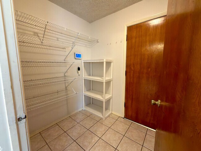 Building Photo - 520 Sumac Pl