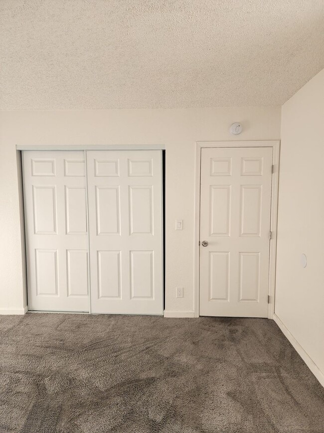 Building Photo - 3 bed, 2 bath