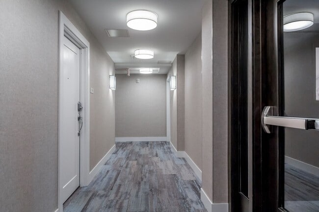 Building Photo - 1BR/1BA - Beautiful Updated Condo in Downtown Portland