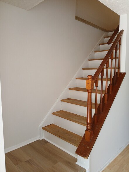 Hardwood staircase - 6026 Cedar Wood Dr