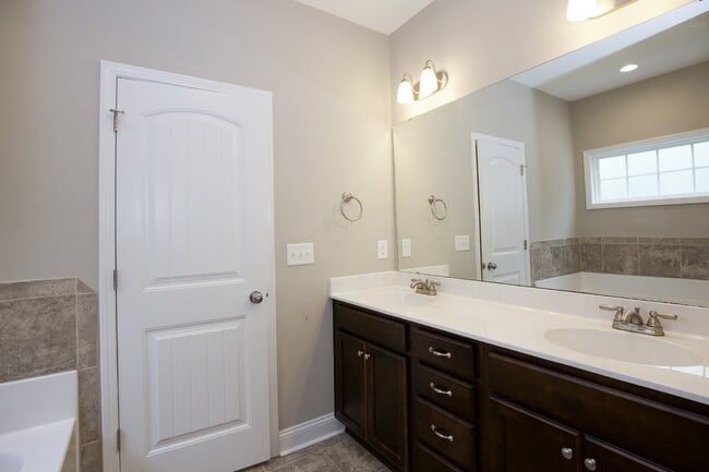 Building Photo - Beautiful home in Gated Community of Woodlake