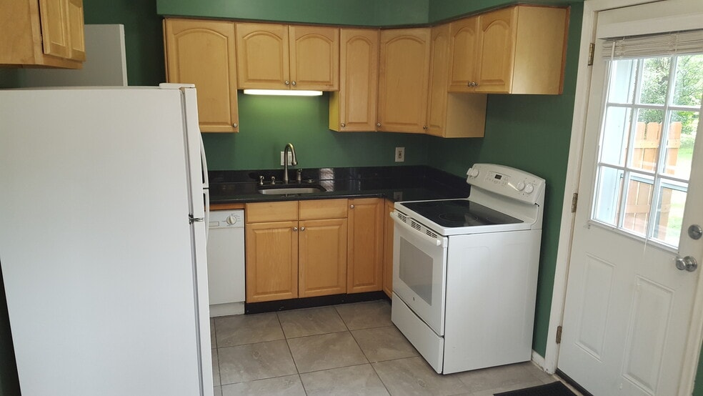 Kitchen 1 - 320 Parkview Dr
