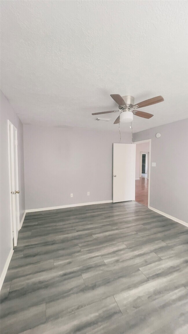 Building Photo - 6406 Bayou Crest Dr