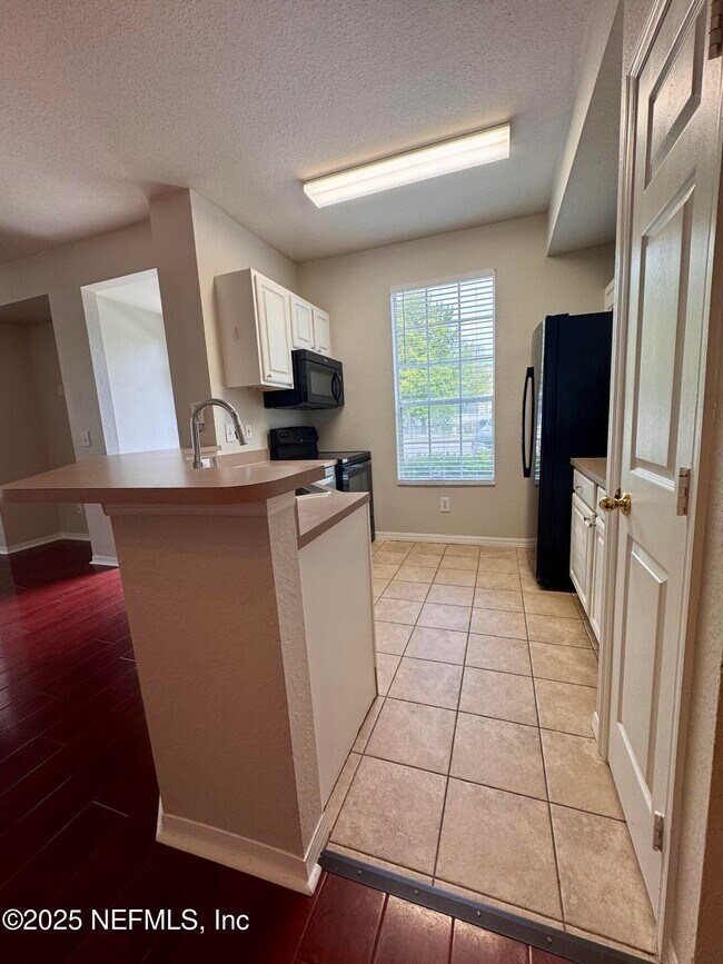 Building Photo - 13700 Richmond Park Dr N