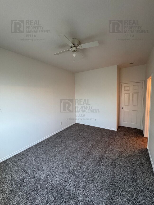 Building Photo - Huge Kitchen, Downstairs Bedroom, and More...