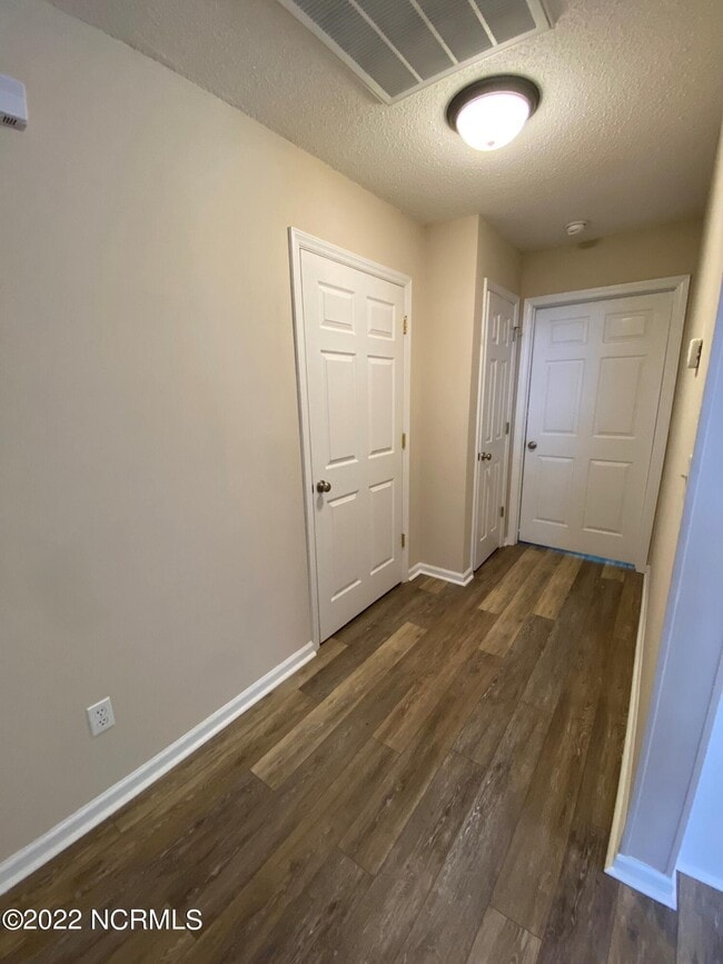 Building Photo - 2119 Hurt Dr