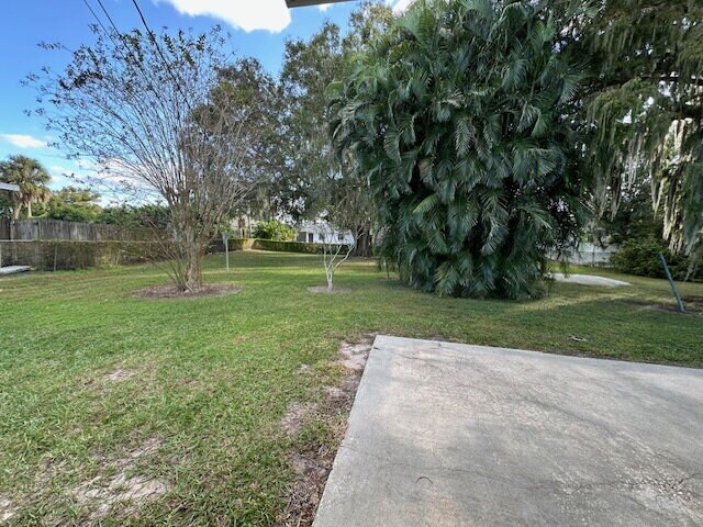 Building Photo - Lakeshore Gem with 3 Bedrooms and 2 Full B...