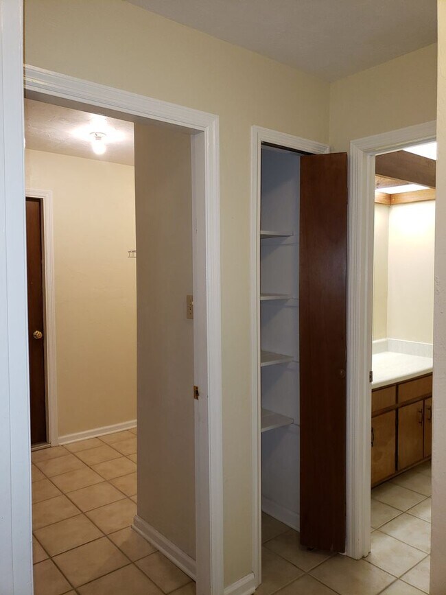 Building Photo - 2 Bedroom for rent January 2026 in NE Tall...