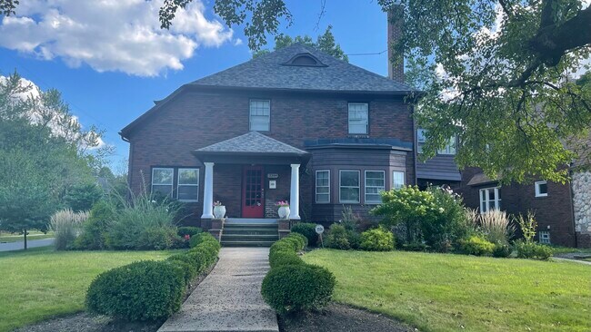 Primary Photo - 3344 Hyde Park Ave