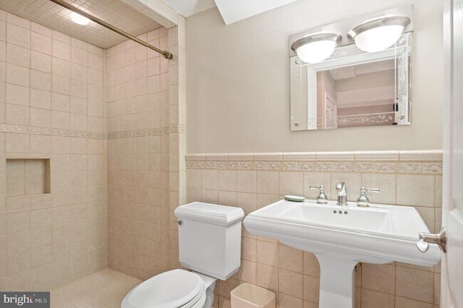 Building Photo - 5905 Lone Oak Dr