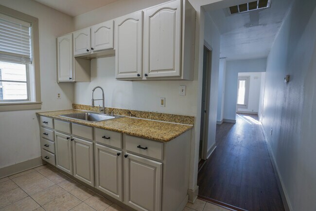 Building Photo - 417 Bellecastle St