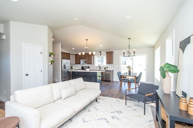 Building Photo - 4 Bed 3 Bath Single Family Home