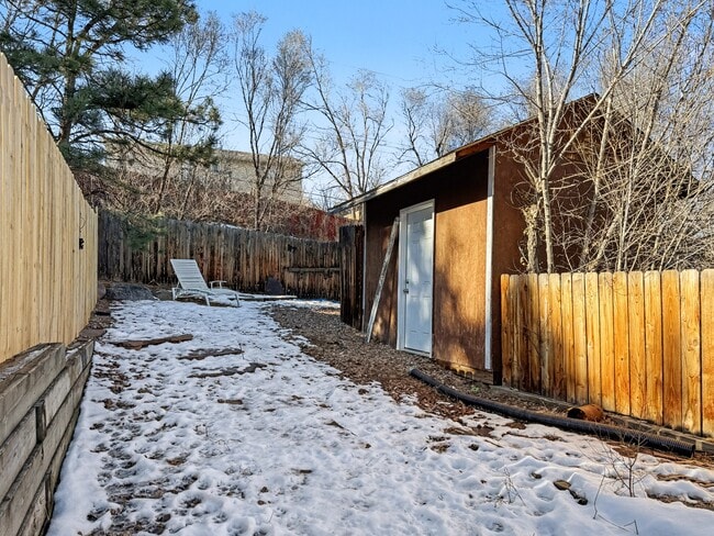 Building Photo - 806 Paradise Ln