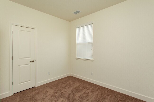 Building Photo - 2032 Frst Grv Ln