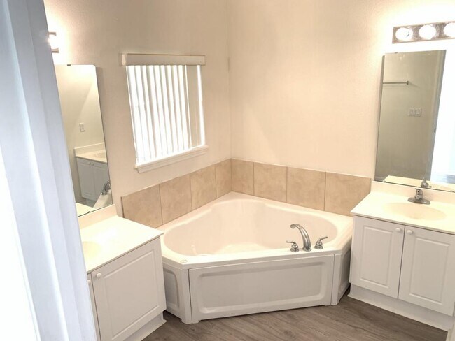 Building Photo - 2869 Club Cortile Circle