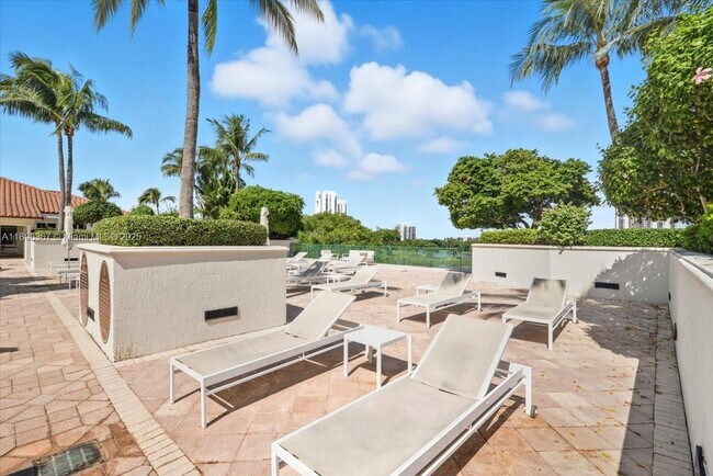 Building Photo - 20000 E Country Club Dr