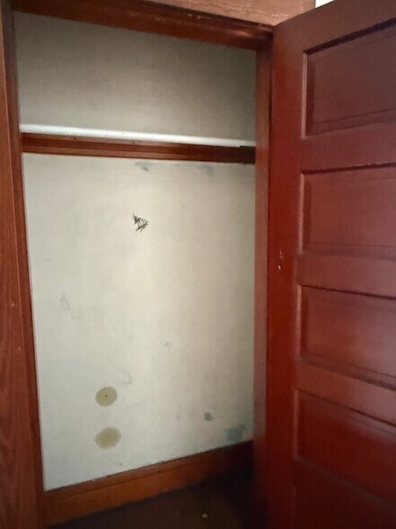 closet 1 - 207 Peach St