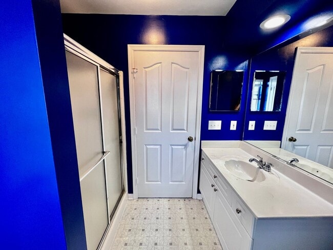 Building Photo - Stunning Castleton Condo