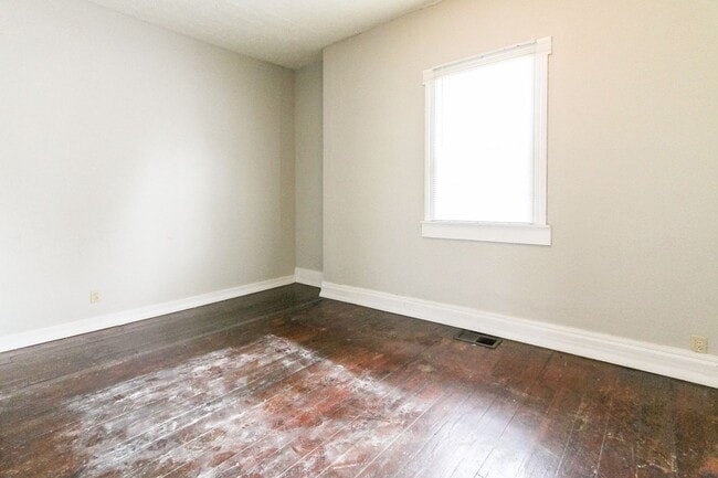 Building Photo - 4 bed, 2 bath Home- Close to Local Shops and Restaurants