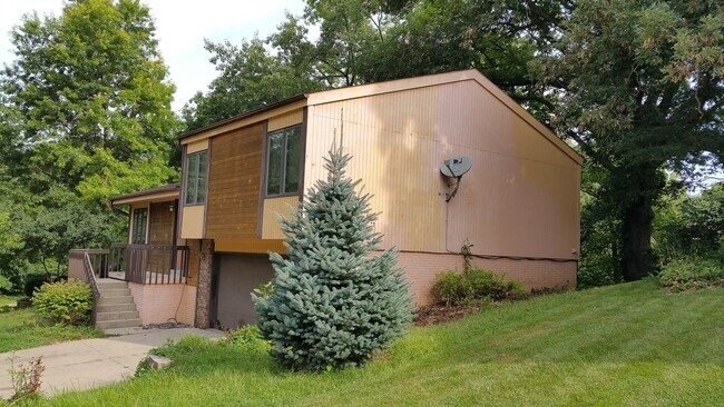 Building Photo - Spacious Four Bedroom House in NE Iowa City Neighborhood