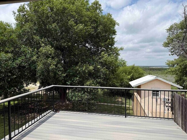 Building Photo - 737 Lago Vista Dr