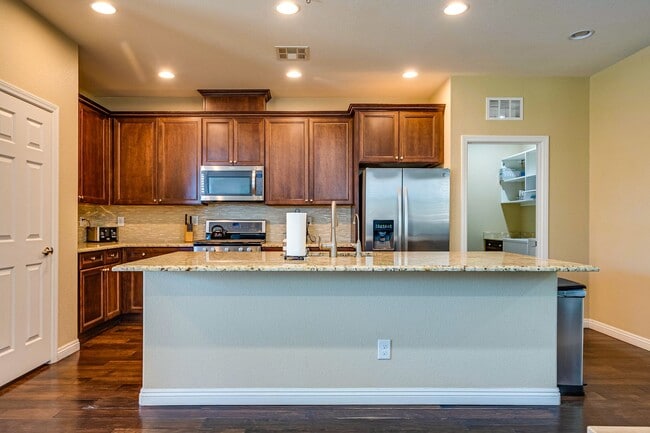Building Photo - Single-Story Living with Modern Finishes – Available Furnished or Unfurnished