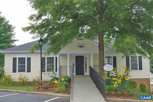Building Photo - 1221 Villa Ln