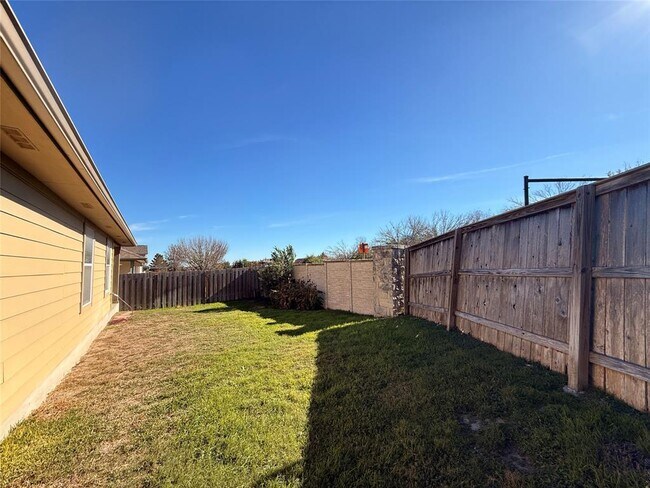 Building Photo - 2701 Pedernales Falls Dr