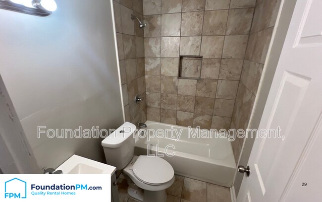 Building Photo - 2303 Longstreet Dr