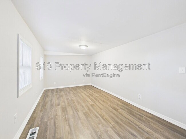 Building Photo - 126 S Village Terrace