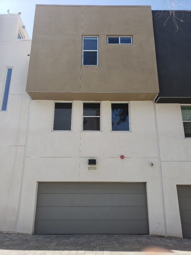 Building Photo - Three-story Silverlake modern home