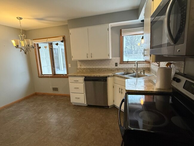 Building Photo - 2505 Zinran Ave S