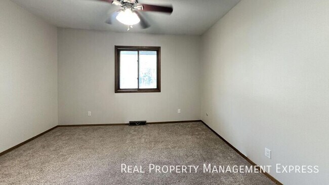 Building Photo - 4 bed 2 bath Newly Remodeled Home with att...