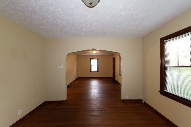 Building Photo - 1 bed 1 bath. Located in desirable Christi...