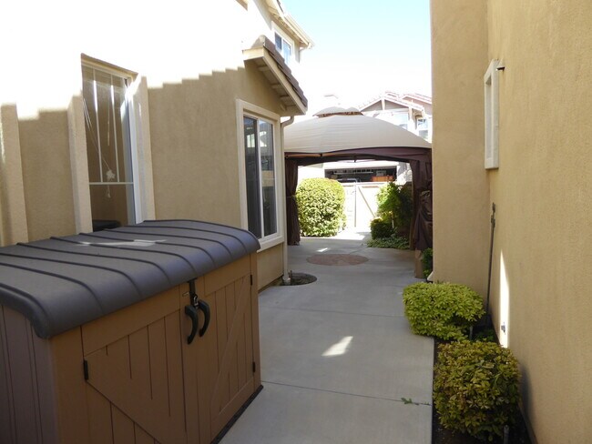 Building Photo - Creekside 3 Bedroom Rental Home in Valencia!