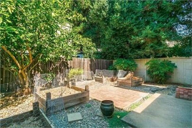 Building Photo - Great 2 bedroom, 1.5 bath in South Davis for September move in!
