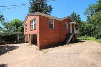 Building Photo - Cozy 2 Bedroom, 1 Bath Garage Apartment in...