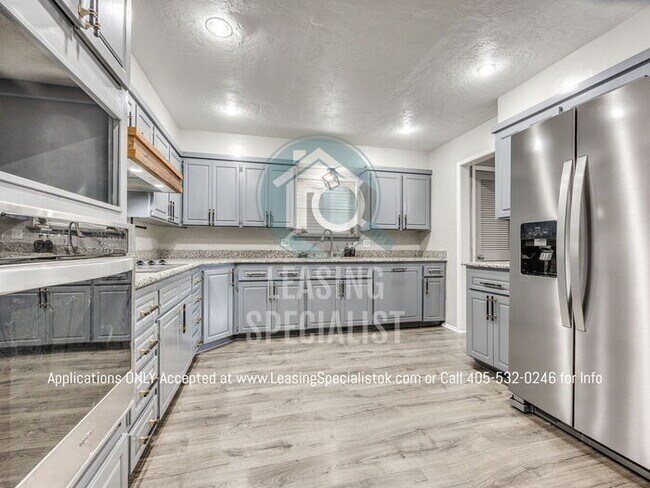 Building Photo - Warr Acres 3 Bed 2 Bath Home with a Pool!!