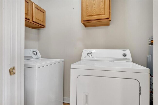 Building Photo - 5705 Prytania St
