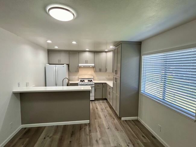 Building Photo - Updated Laguna Vista Condo!